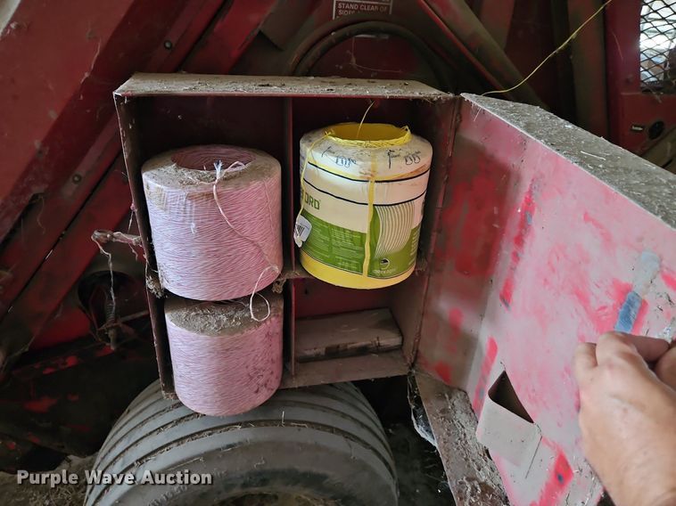 image for item EI3939 1982 New Holland 851 round baler