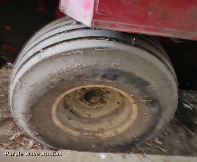 image for item EI3939 1982 New Holland 851 round baler