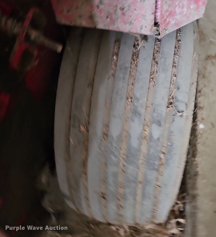 image for item EI3939 1982 New Holland 851 round baler