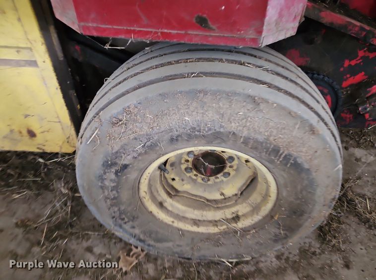 image for item EI3939 1982 New Holland 851 round baler
