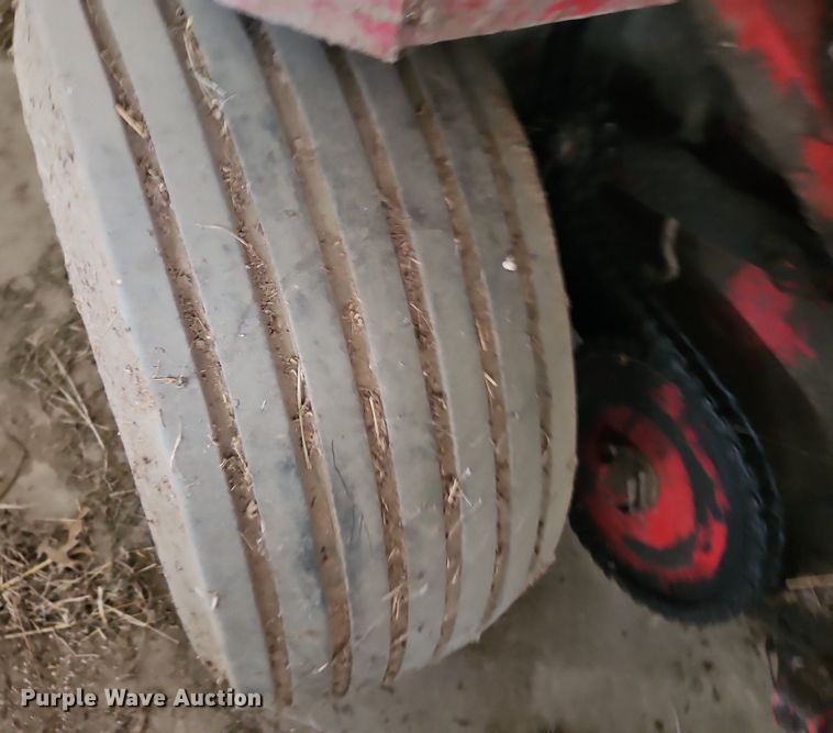 image for item EI3939 1982 New Holland 851 round baler