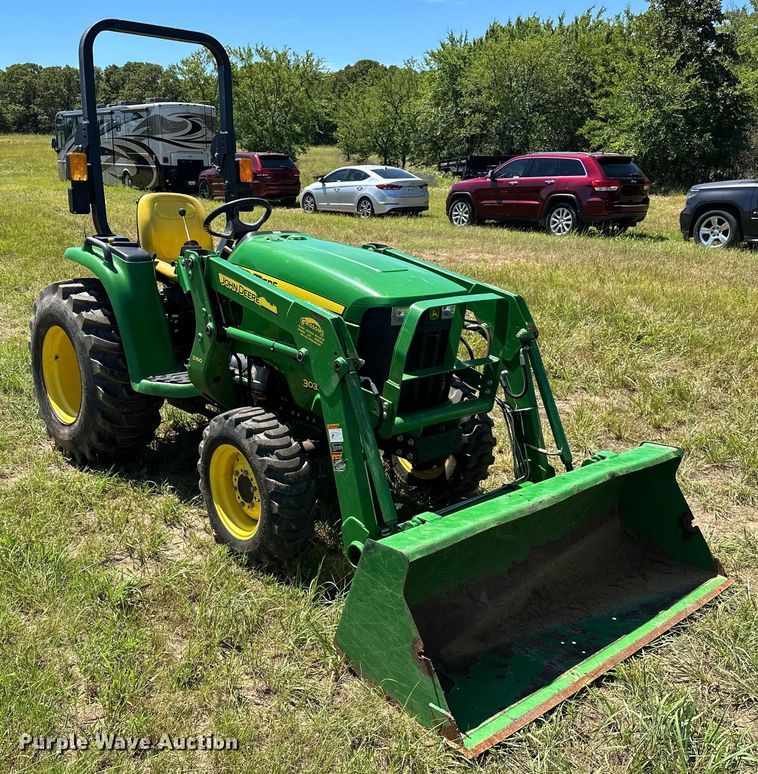 image for item EJ4390 2016 John Deere  3032E MFWD tractor