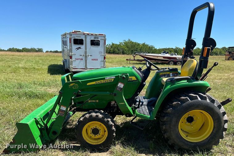 image for item EJ4390 2016 John Deere  3032E MFWD tractor