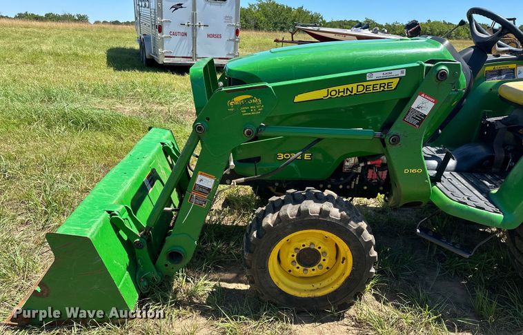 image for item EJ4390 2016 John Deere  3032E MFWD tractor