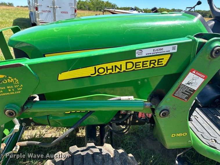 image for item EJ4390 2016 John Deere  3032E MFWD tractor