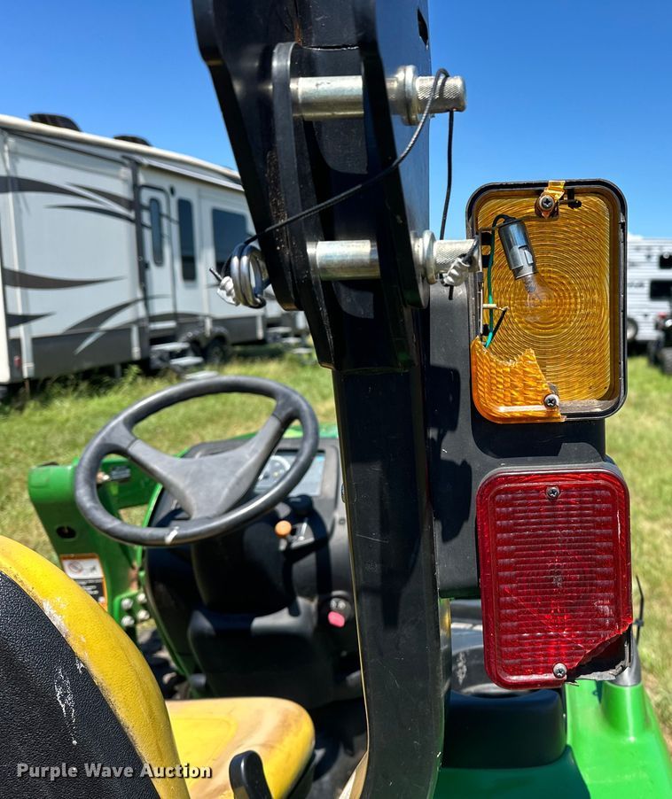 image for item EJ4390 2016 John Deere  3032E MFWD tractor