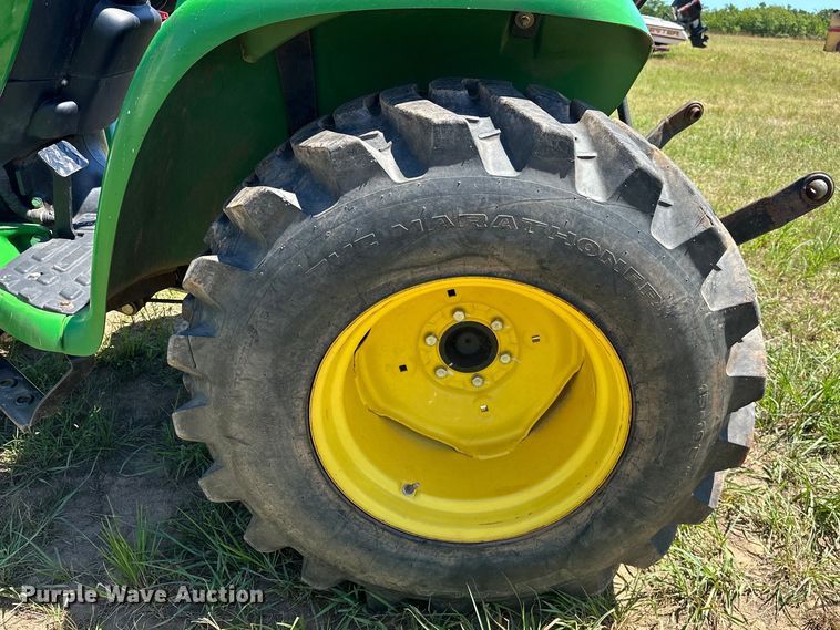 image for item EJ4390 2016 John Deere  3032E MFWD tractor