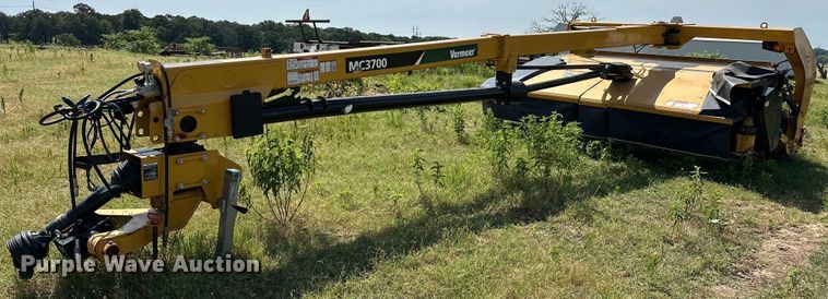 image for item EJ4407 2018 Vermeer MC3700 swather / windrower