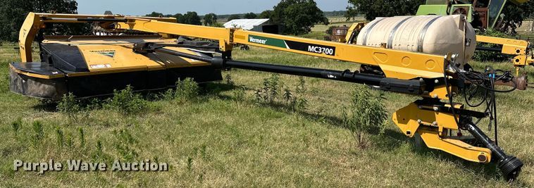 image for item EJ4407 2018 Vermeer MC3700 swather / windrower