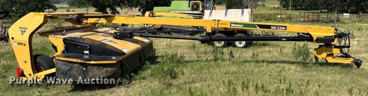 image for item EJ4407 2018 Vermeer MC3700 swather / windrower