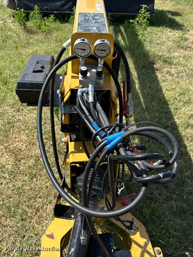 image for item EJ4407 2018 Vermeer MC3700 swather / windrower