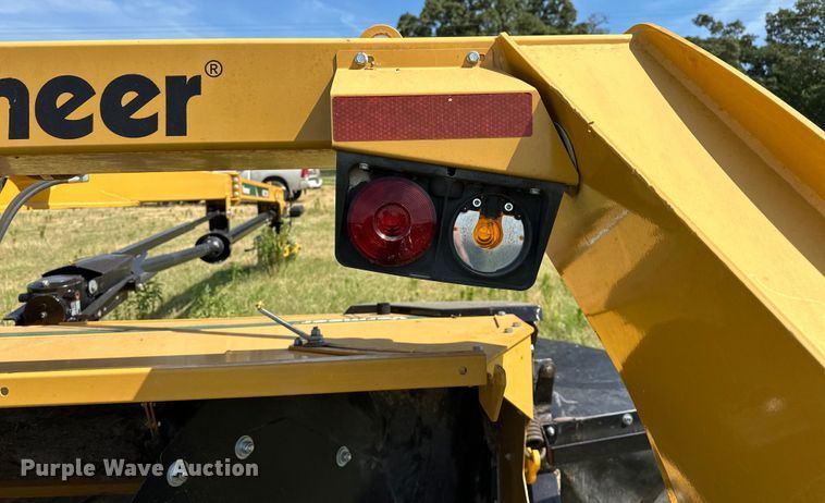 image for item EJ4407 2018 Vermeer MC3700 swather / windrower