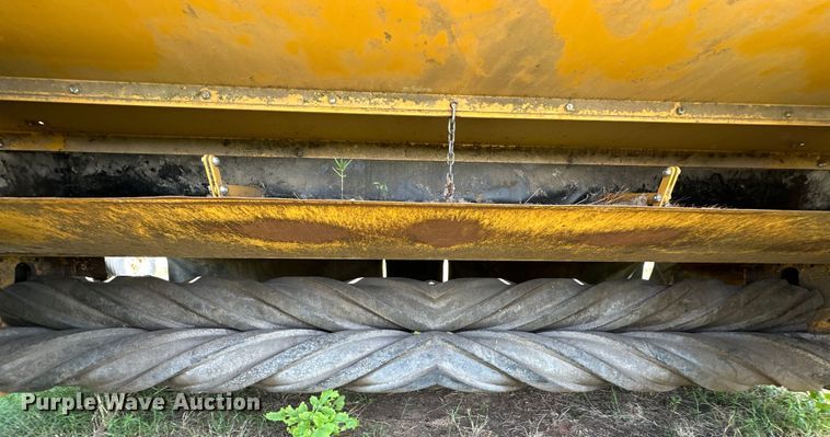 image for item EJ4407 2018 Vermeer MC3700 swather / windrower