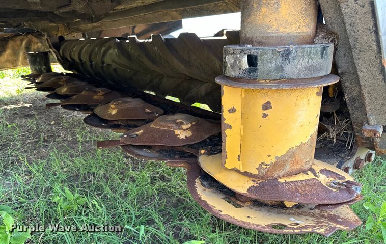 image for item EJ4407 2018 Vermeer MC3700 swather / windrower