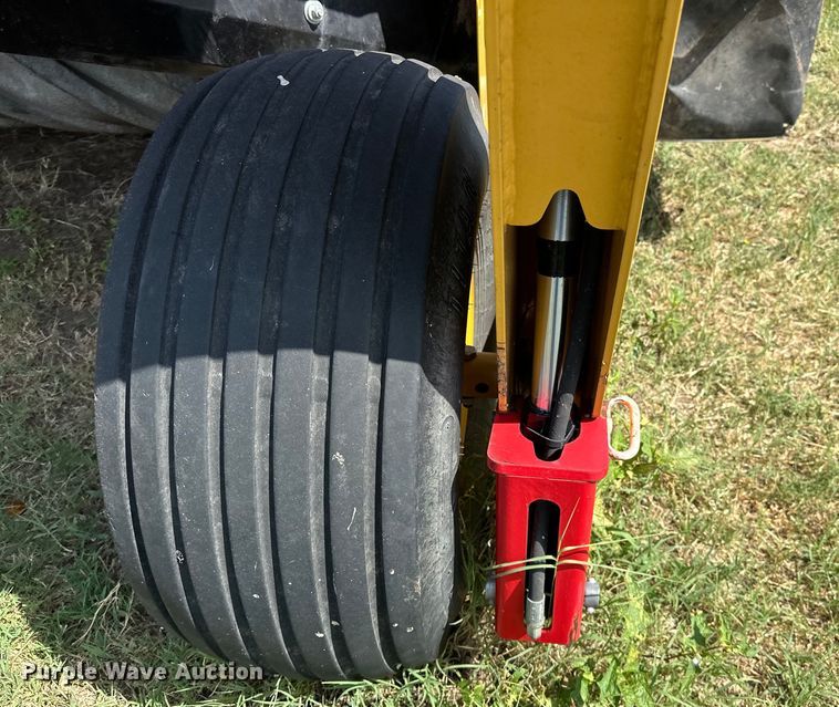 image for item EJ4407 2018 Vermeer MC3700 swather / windrower