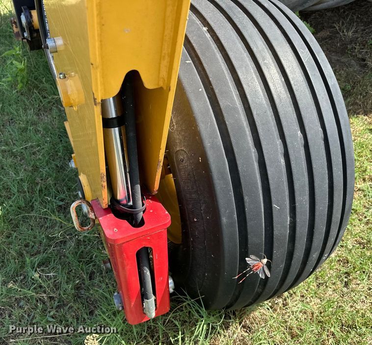 image for item EJ4407 2018 Vermeer MC3700 swather / windrower