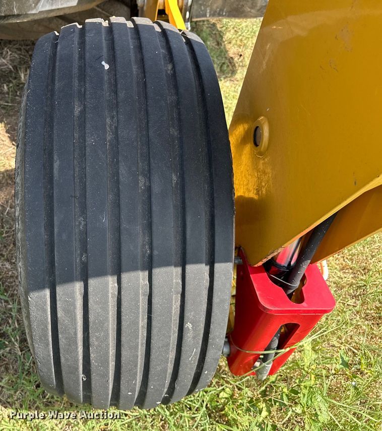 image for item EJ4407 2018 Vermeer MC3700 swather / windrower