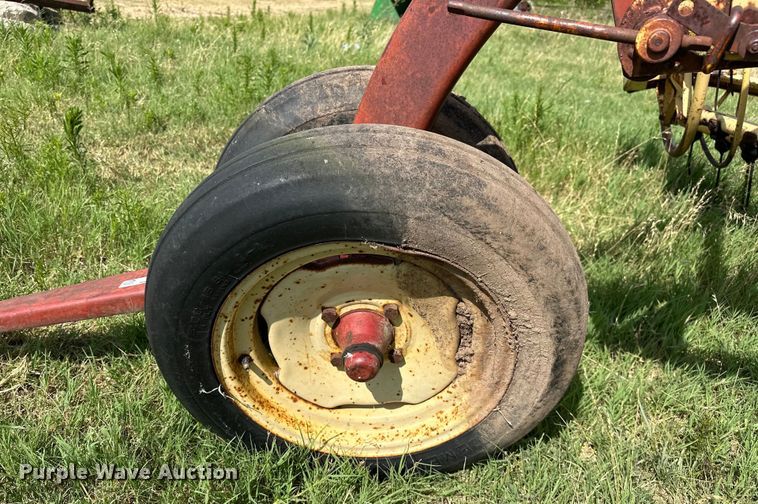 image for item EJ4410 New Holland  258 hay rake