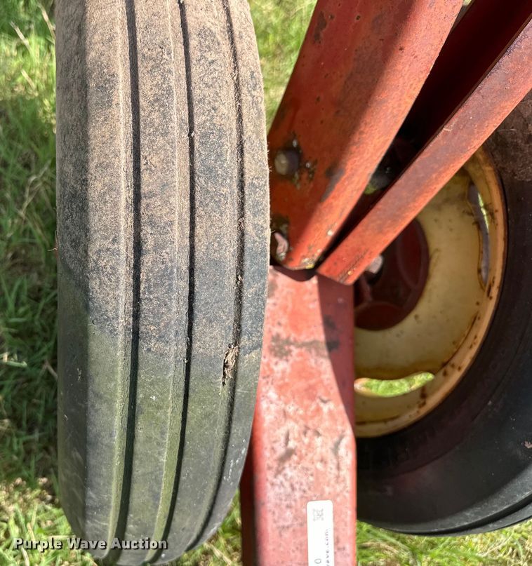 image for item EJ4410 New Holland  258 hay rake