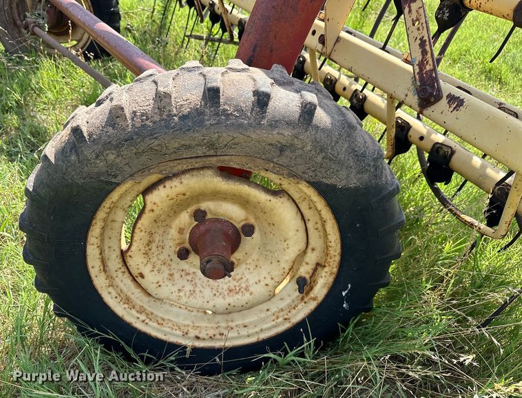 image for item EJ4410 New Holland  258 hay rake