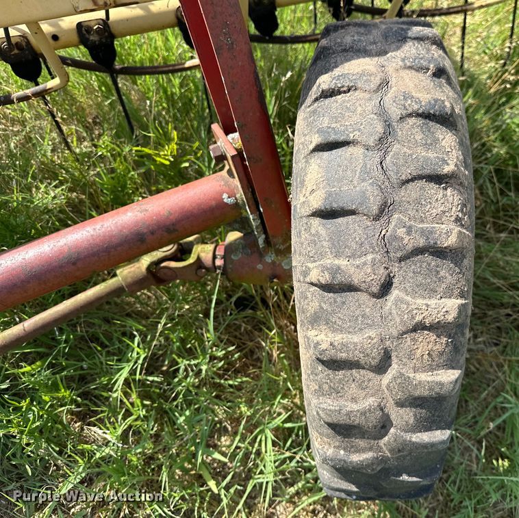 image for item EJ4410 New Holland  258 hay rake