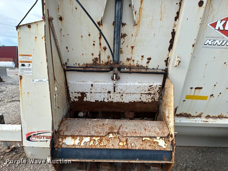 image for item EJ6342 Kuhn Knight  Slinger 8132 manure spreader