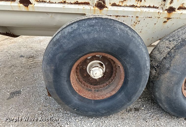 image for item EJ6342 Kuhn Knight  Slinger 8132 manure spreader