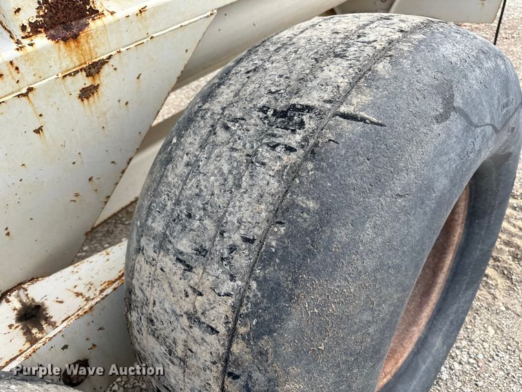 image for item EJ6342 Kuhn Knight  Slinger 8132 manure spreader