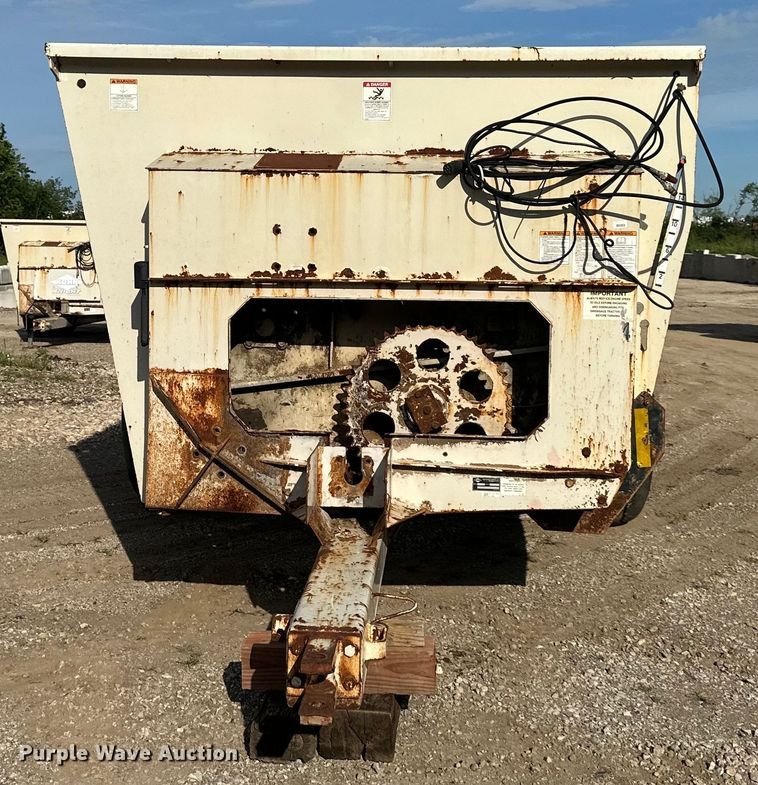 image for item EJ6343 Kuhn Knight  Slinger 8132 manure spreader