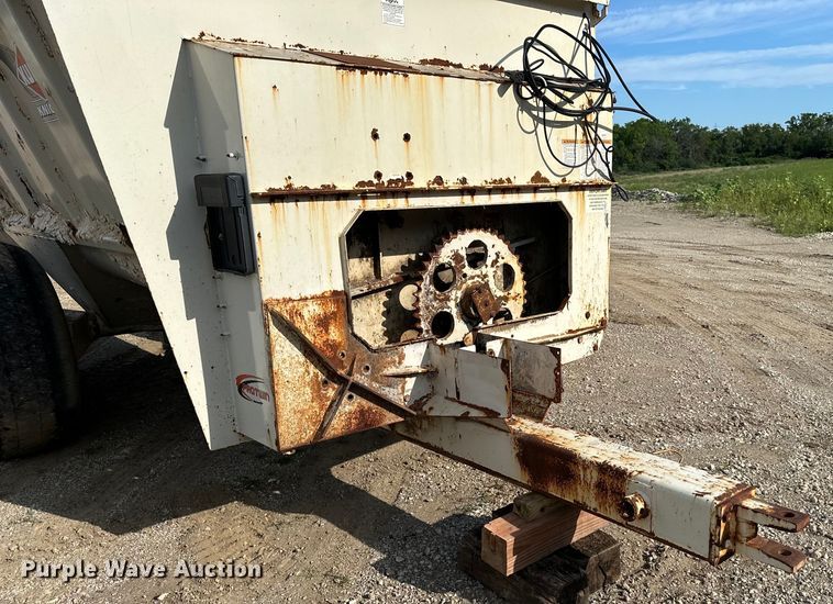 image for item EJ6343 Kuhn Knight  Slinger 8132 manure spreader