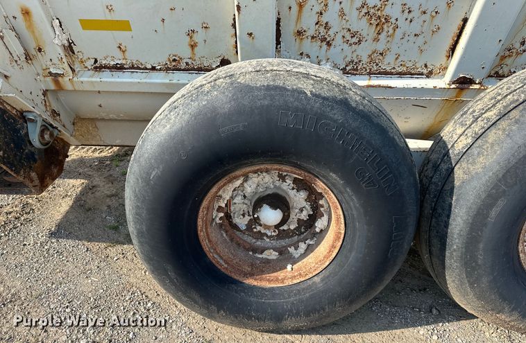 image for item EJ6343 Kuhn Knight  Slinger 8132 manure spreader