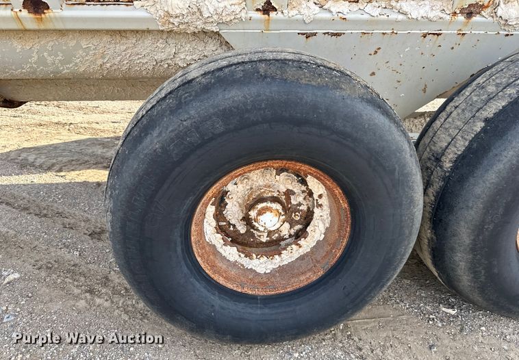 image for item EJ6343 Kuhn Knight  Slinger 8132 manure spreader