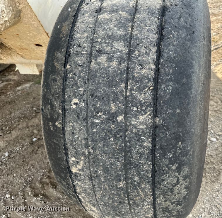 image for item EJ6343 Kuhn Knight  Slinger 8132 manure spreader