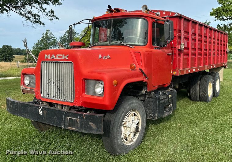 image for item EJ6979 1974 Mack grain truck