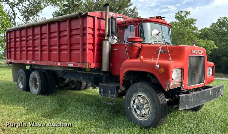 image for item EJ6979 1974 Mack grain truck