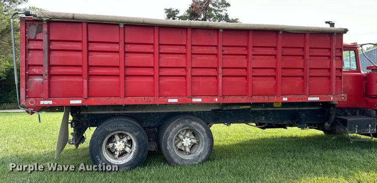 image for item EJ6979 1974 Mack grain truck