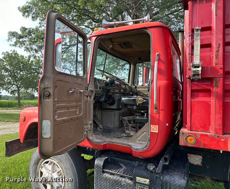 image for item EJ6979 1974 Mack grain truck