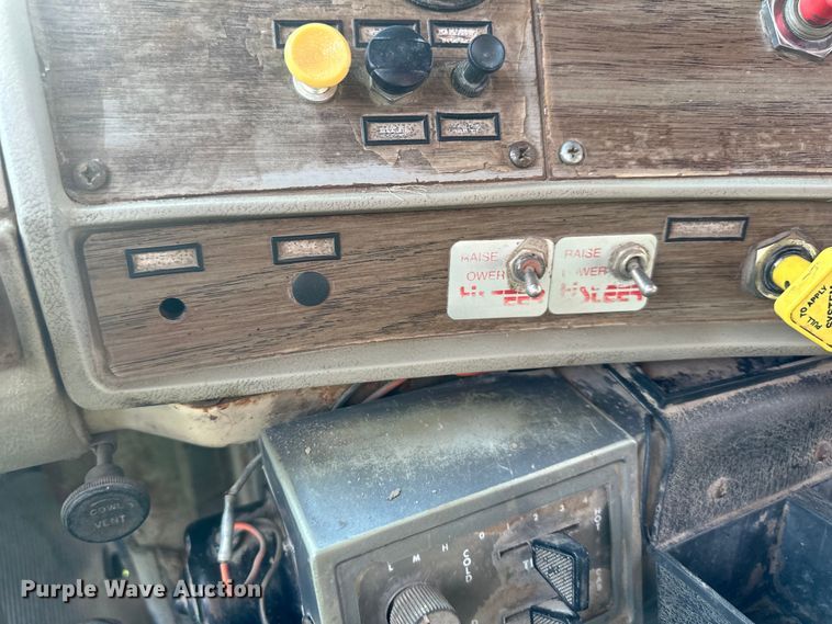 image for item EJ6979 1974 Mack grain truck