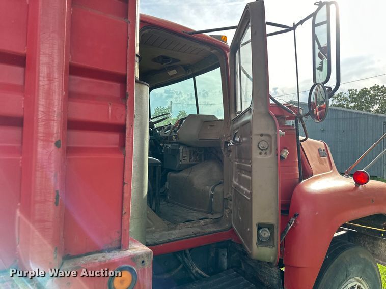 image for item EJ6979 1974 Mack grain truck