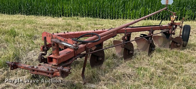 image for item EJ6982 International  510 five bottom plow