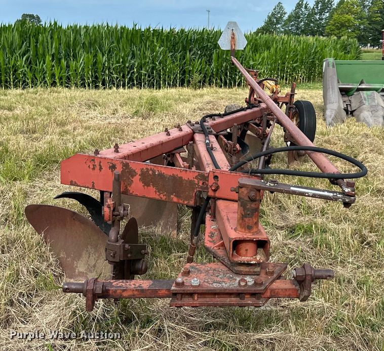 image for item EJ6982 International  510 five bottom plow