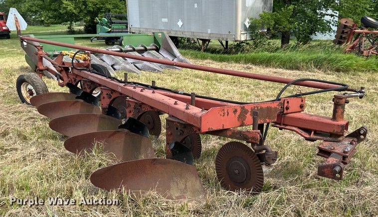 image for item EJ6982 International  510 five bottom plow