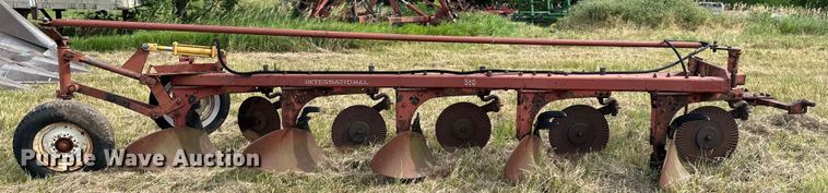 image for item EJ6982 International  510 five bottom plow