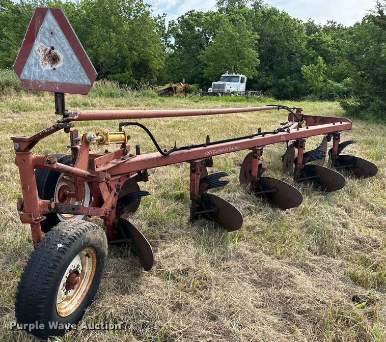 image for item EJ6982 International  510 five bottom plow