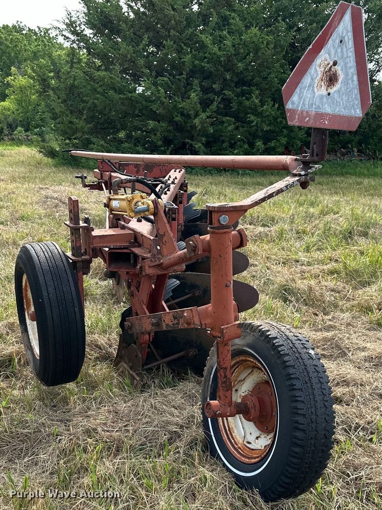 image for item EJ6982 International  510 five bottom plow