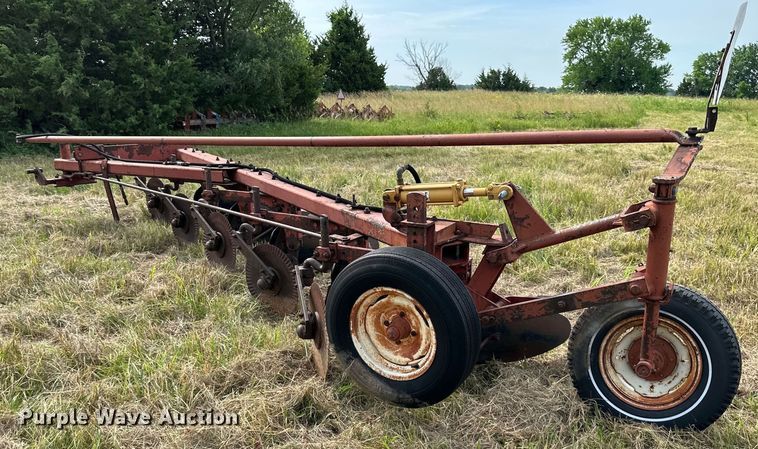 image for item EJ6982 International  510 five bottom plow