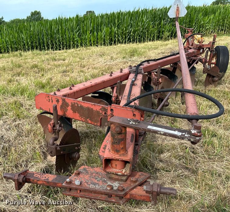 image for item EJ6982 International  510 five bottom plow