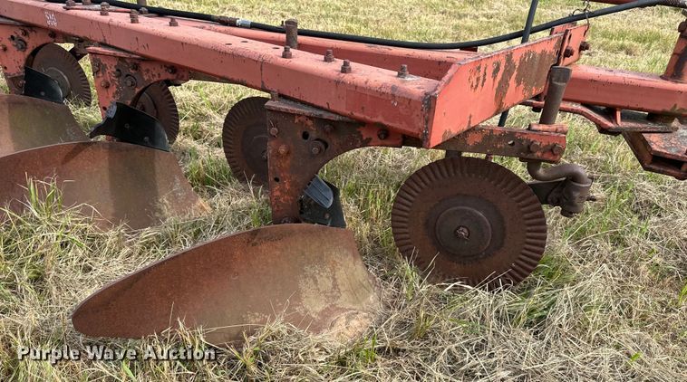 image for item EJ6982 International  510 five bottom plow