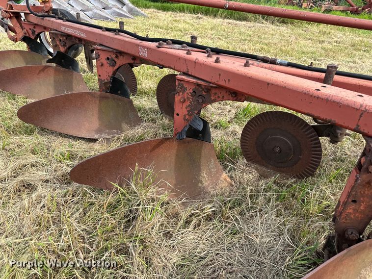 image for item EJ6982 International  510 five bottom plow