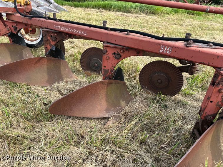 image for item EJ6982 International  510 five bottom plow